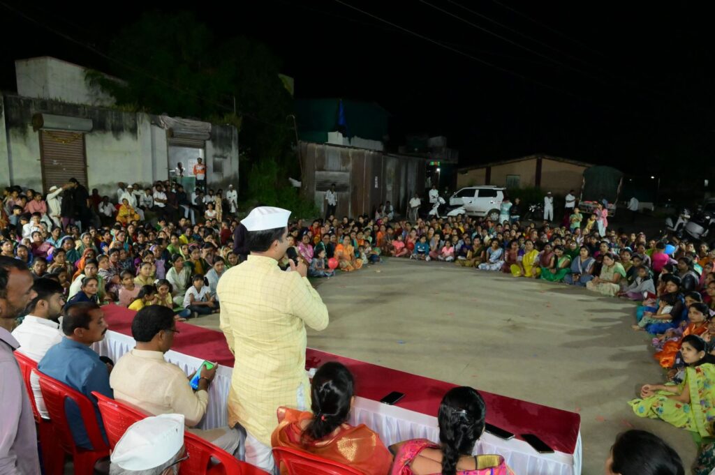 सातेगावात प्रशांत दादा भागवत यांच्या ‘मनोरंजन संध्या’तून जनसंपर्काचे जोरदार प्रदर्शन