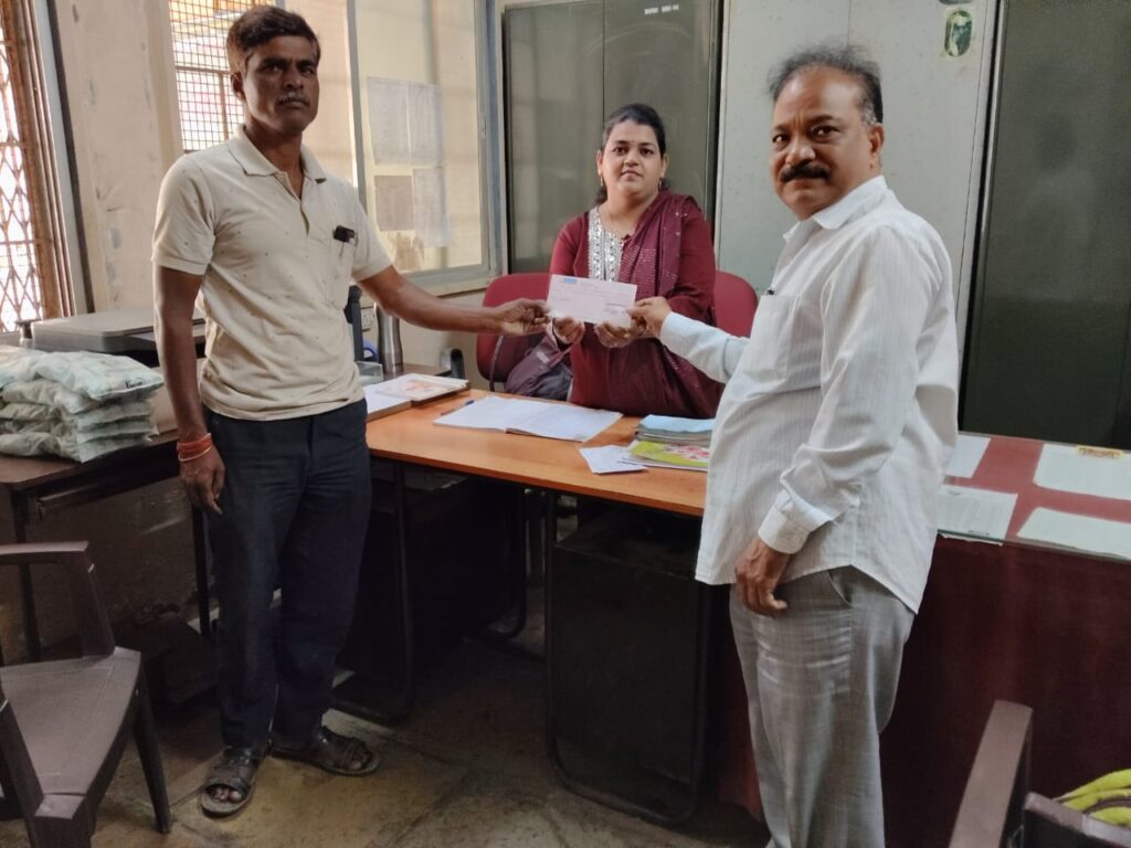 दीपावलीची खरी सुरुवात! शंकरबन प्रतिष्ठानकडून आई-वडिलांचे छत्र हरपलेल्या दोन होतकरू विद्यार्थिनींची शालेय फी भरून आदर्श!