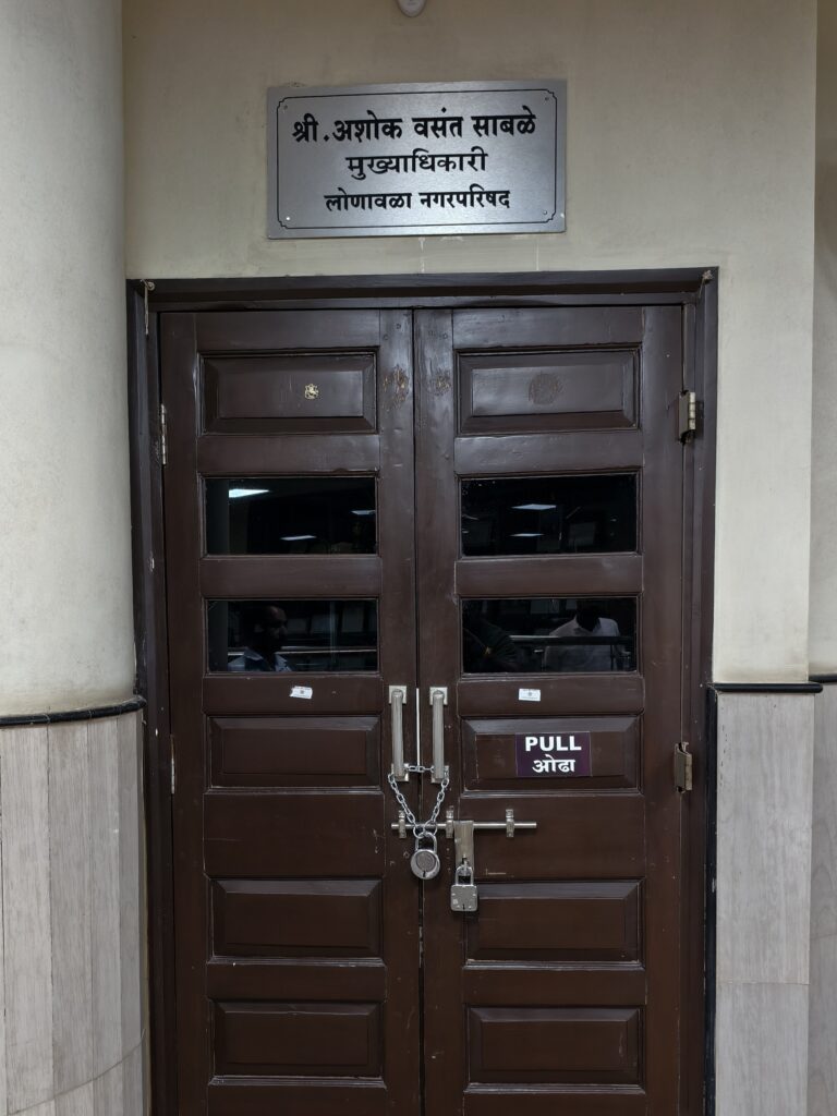 लोणावळा नगरपरिषदेत सत्ताधाऱ्यांचा एल्गार! ‘एकतर स्वतःची बदली करून घ्या, अन्यथा कार्यपद्धती सुधारा’; मुख्याधिकाऱ्यांना दिला निर्वाणीचा इशारा